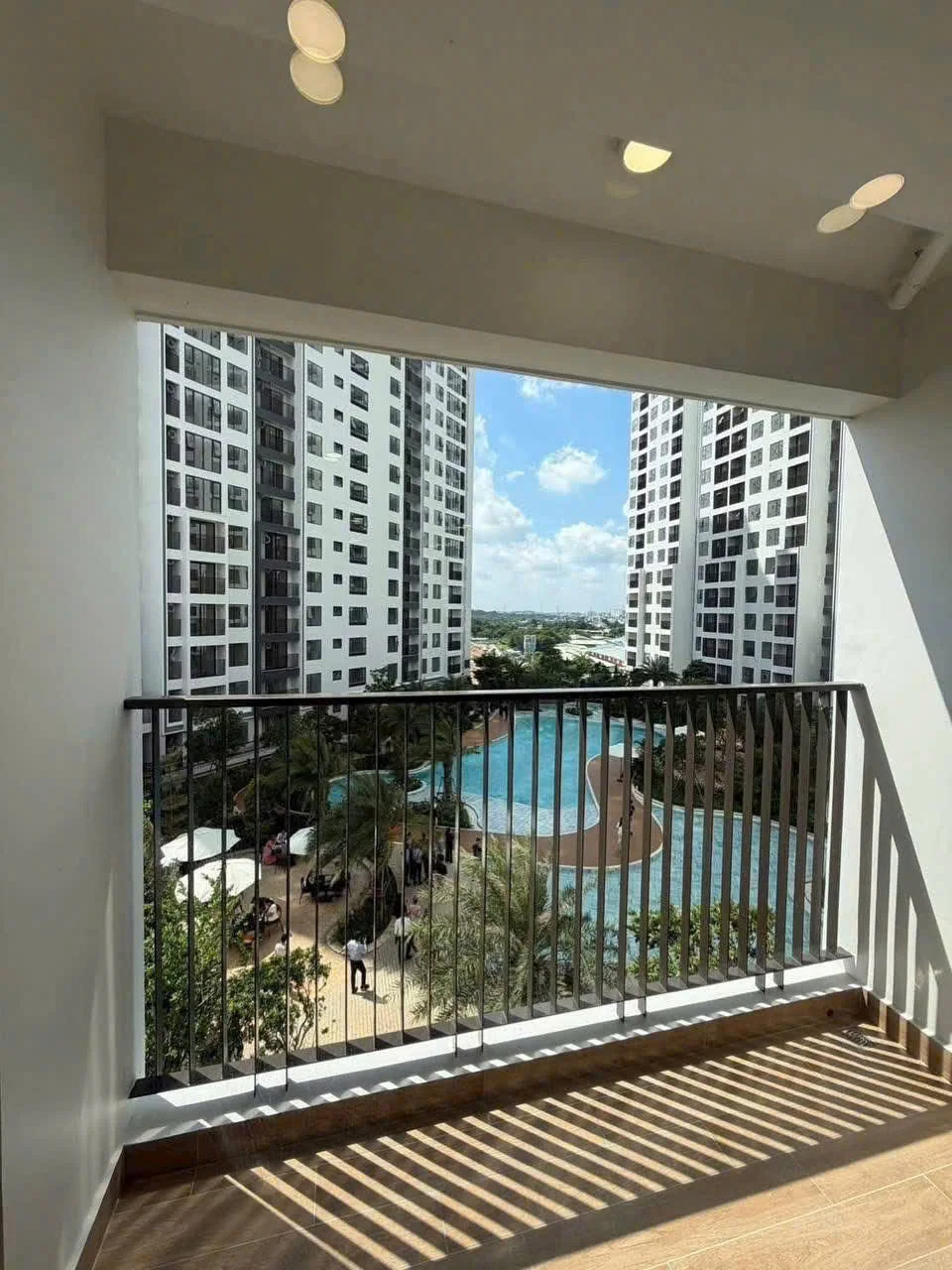 Ảnh thực tế · ban công nhìn xuống hồ bơi