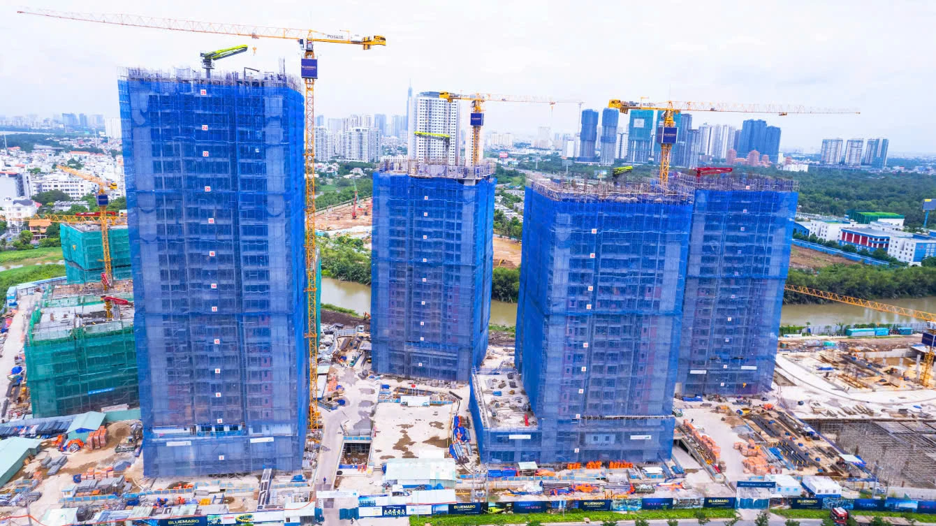 Các tòa tháp và cần cẩu tại công trường · 09/2026
